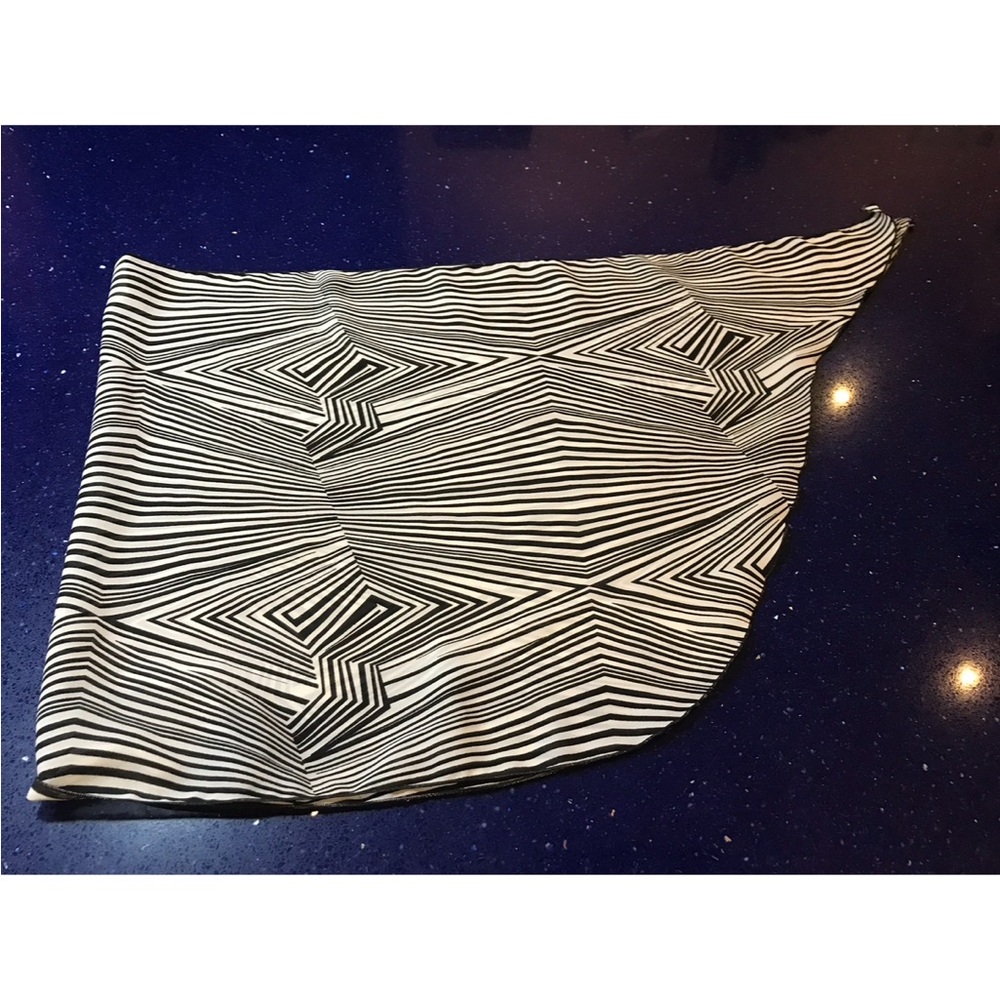 Zuliana Monochrome Striped Accessory